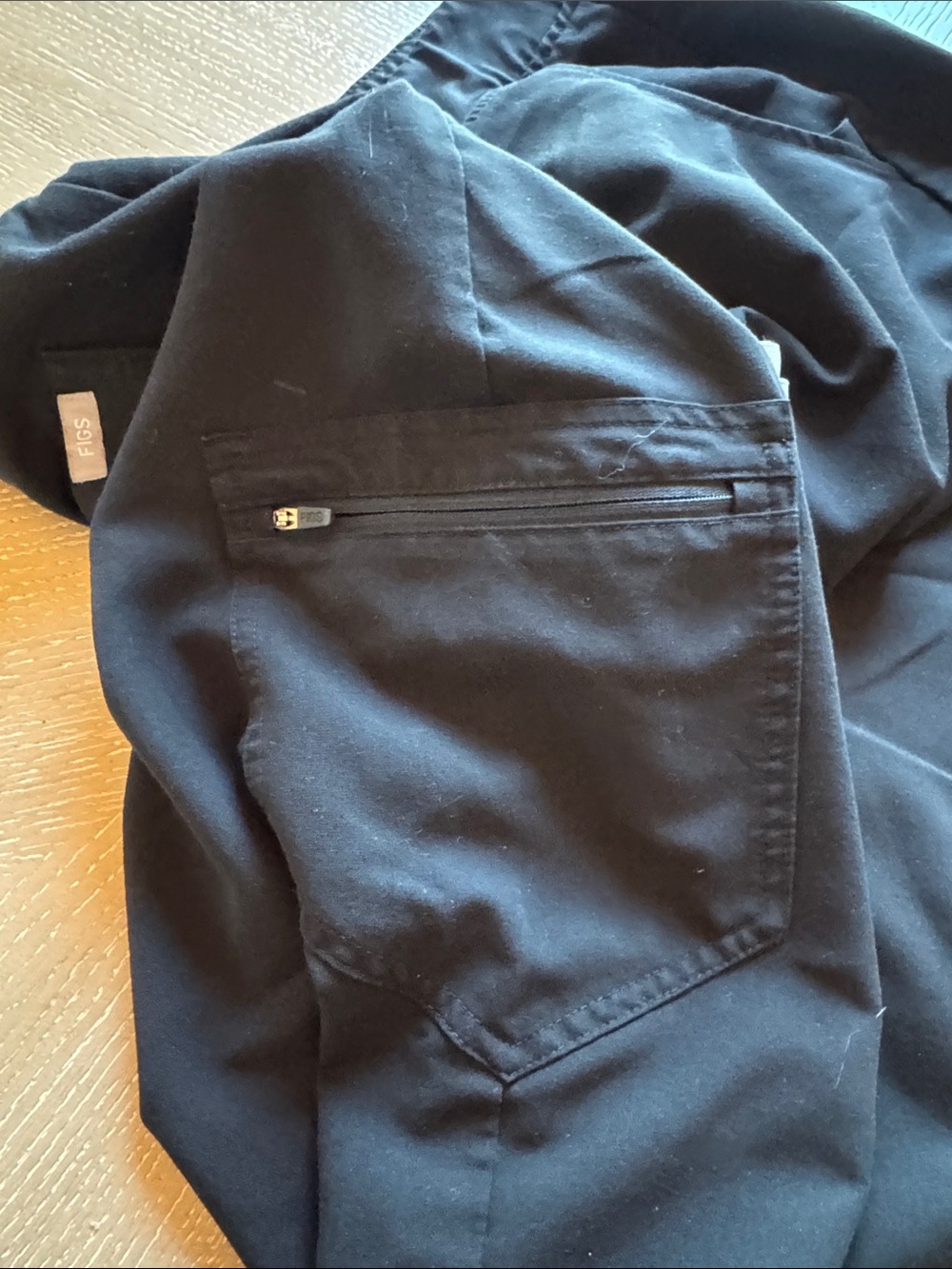 Figs women’s Black Jogger and loose top scrub set - Picture 8 of 14